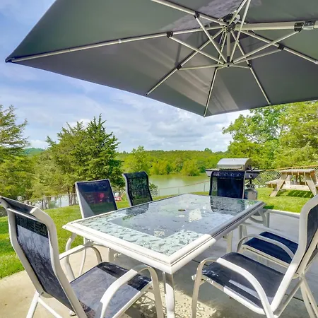 Pet-Friendly Douglas Lake Getaway With Patio!
